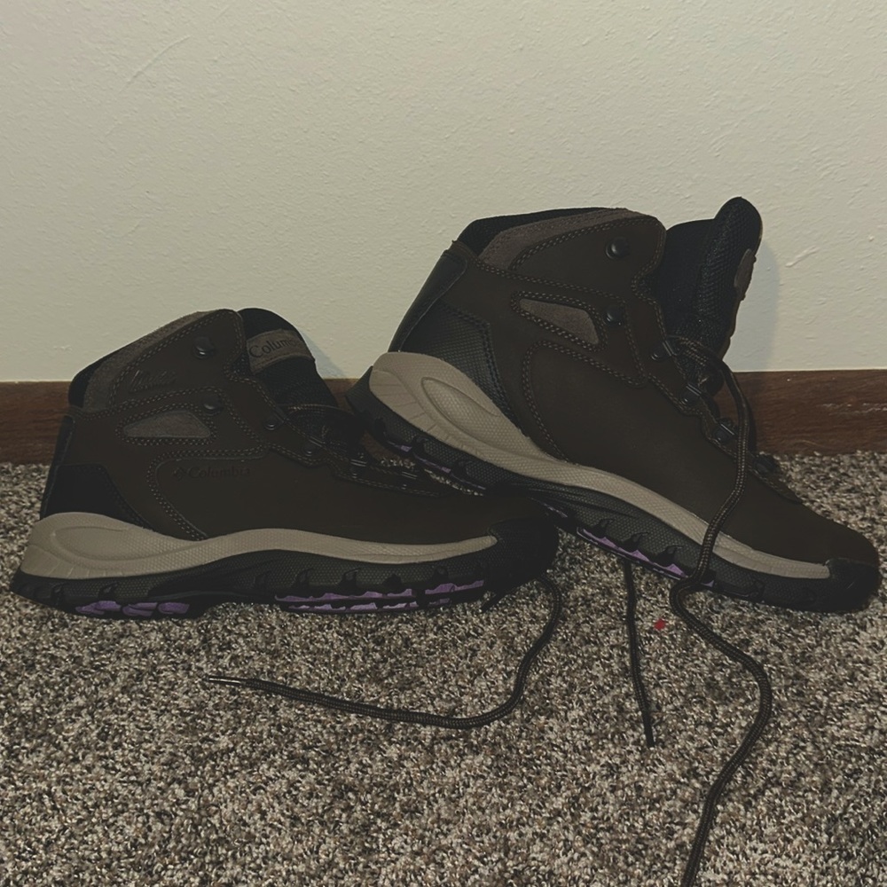 Size 9 Columbia boots